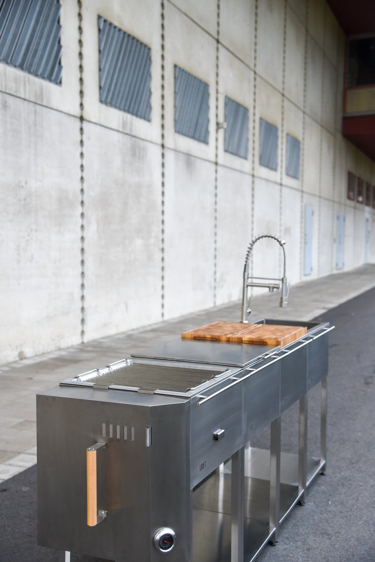 Utekök med kolgrill, diskho och lång arbetsbänk