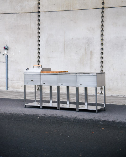 Utekök med kolgrill, diskho och lång arbetsbänk