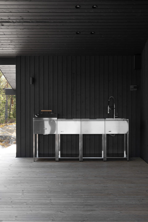 Utekök med kolgrill, diskho och lång arbetsbänk