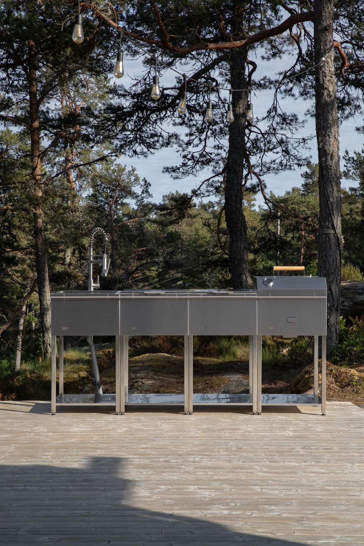 Utekök med kolgrill, diskho och lång arbetsbänk