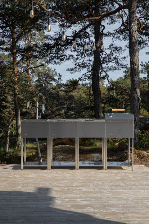 Utekök med kolgrill, diskho och lång arbetsbänk