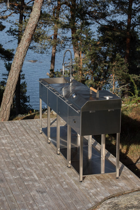 Utekök med kolgrill, diskho och lång arbetsbänk